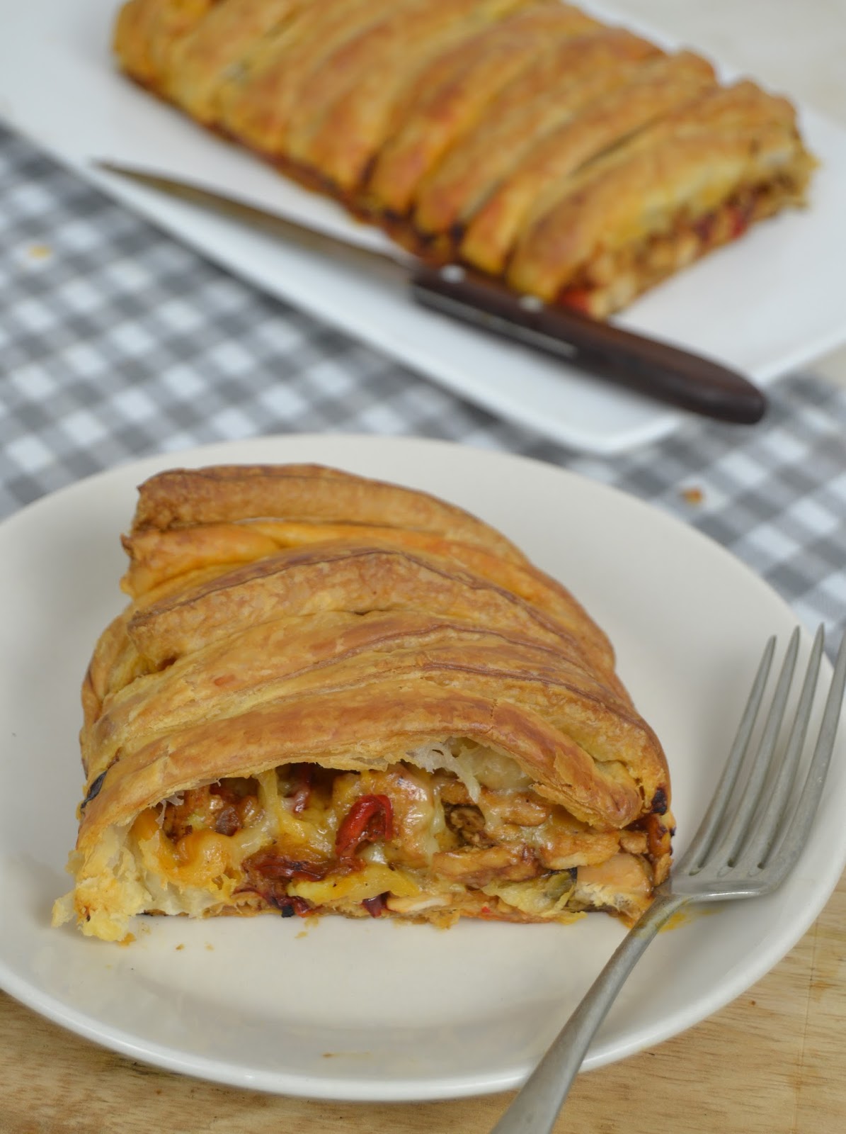 Trenza de hojaldre con pollo y verduras