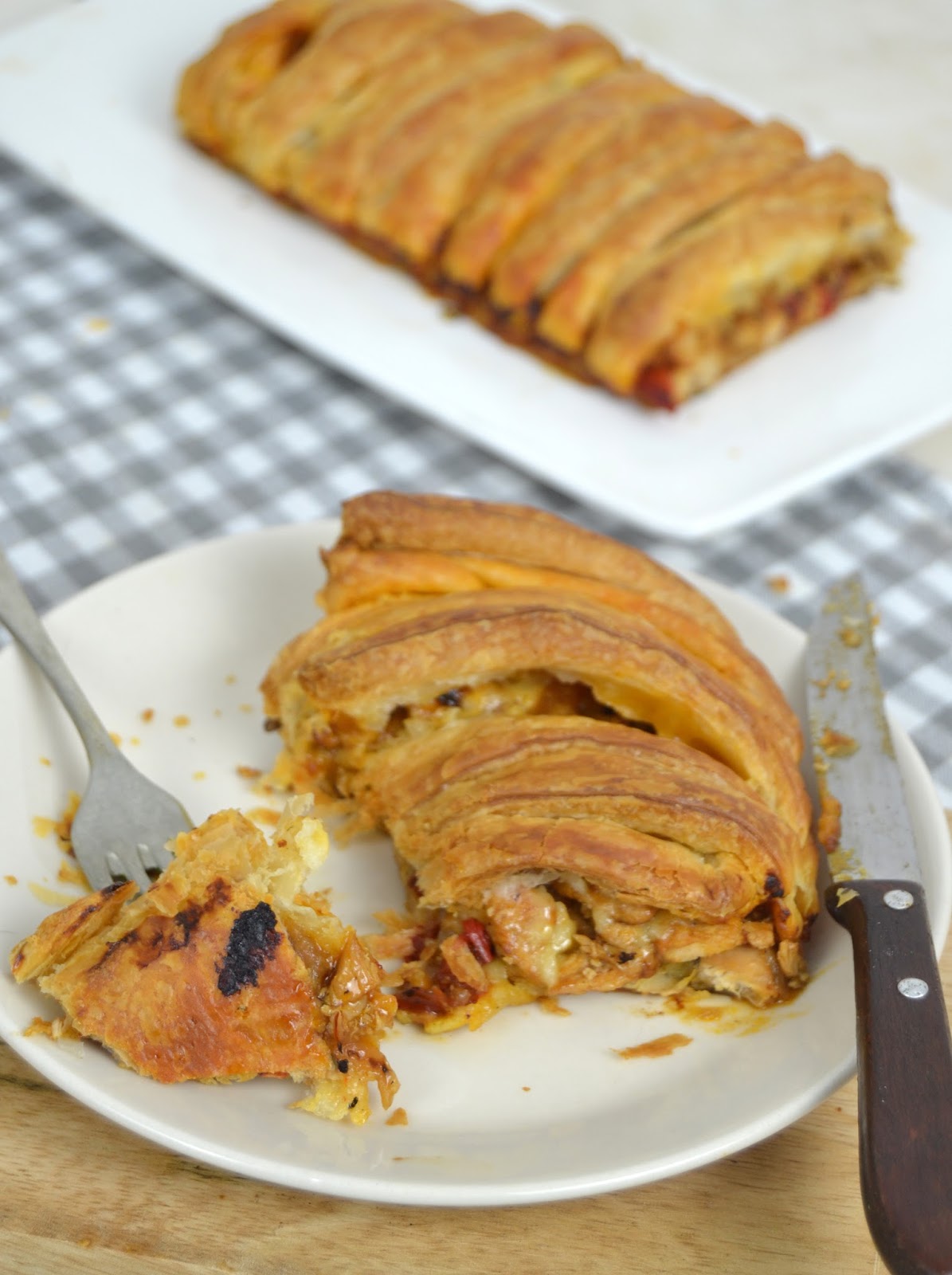 Trenza de hojaldre con pollo y verduras