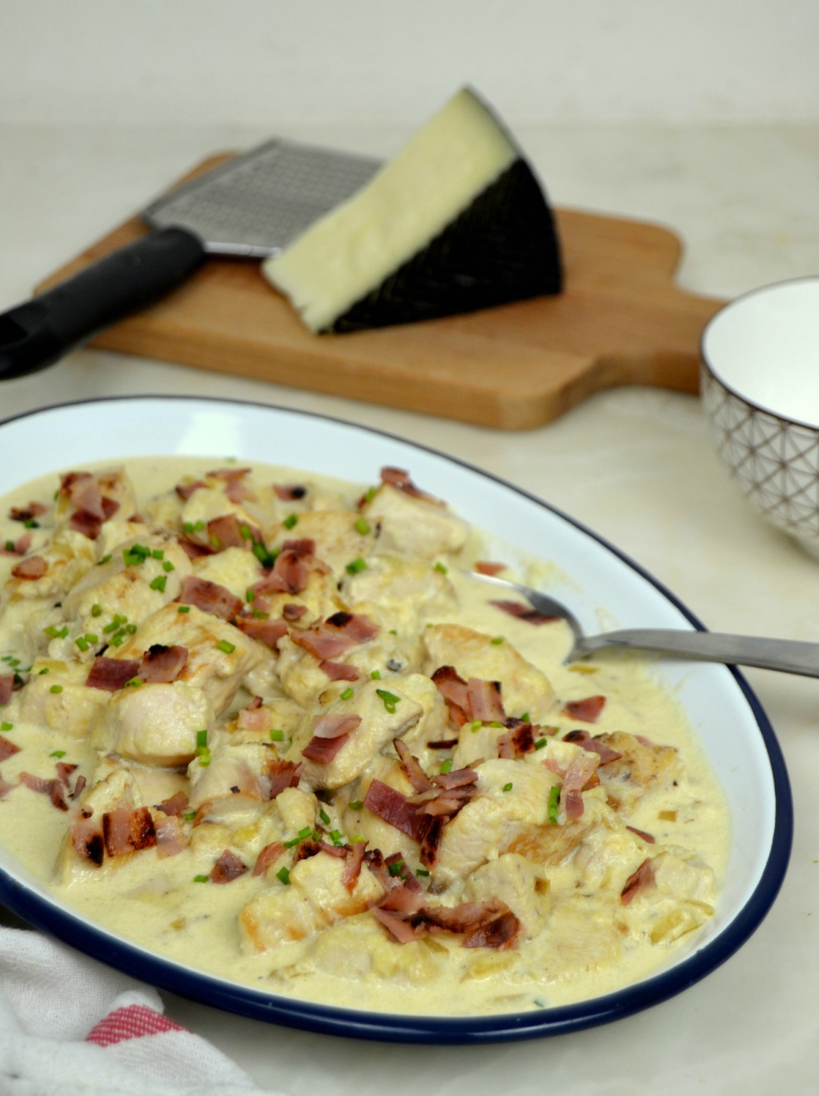 Pollo con salsa de queso y bacon