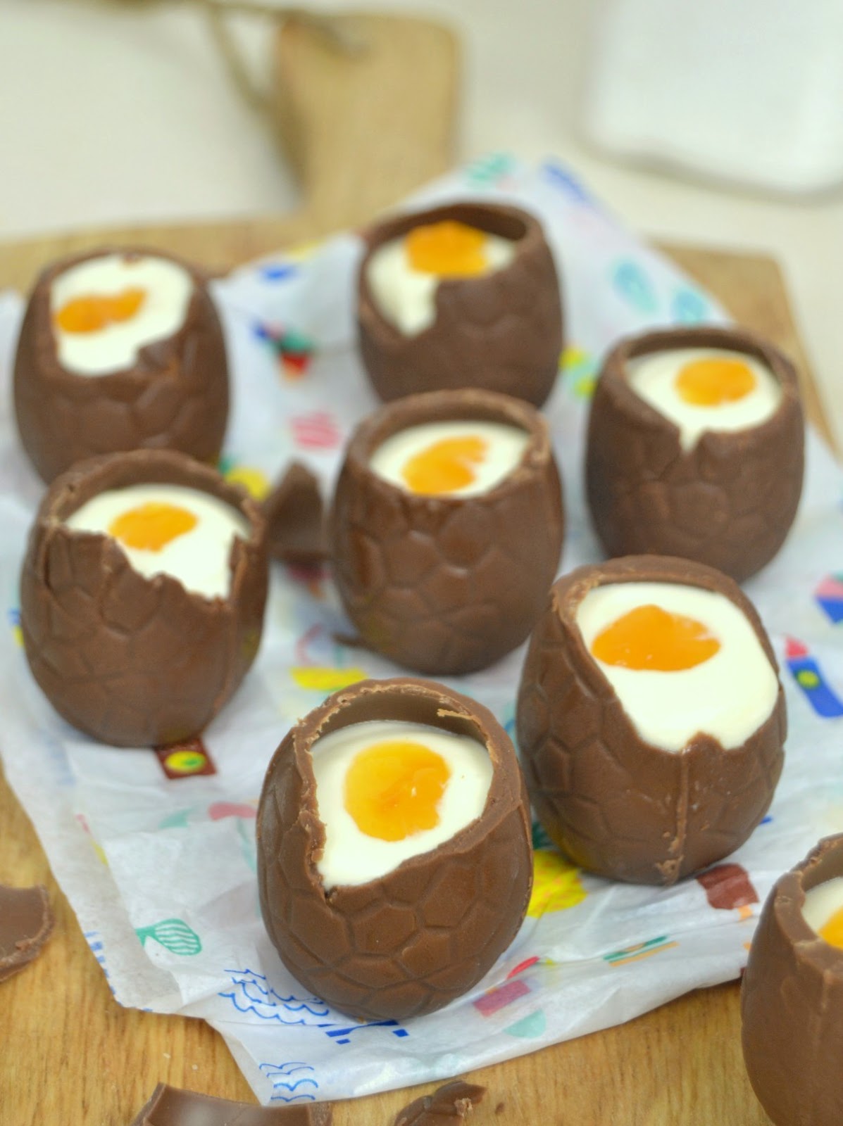 Huevos de Pascua rellenos de mousse de chocolate blanco