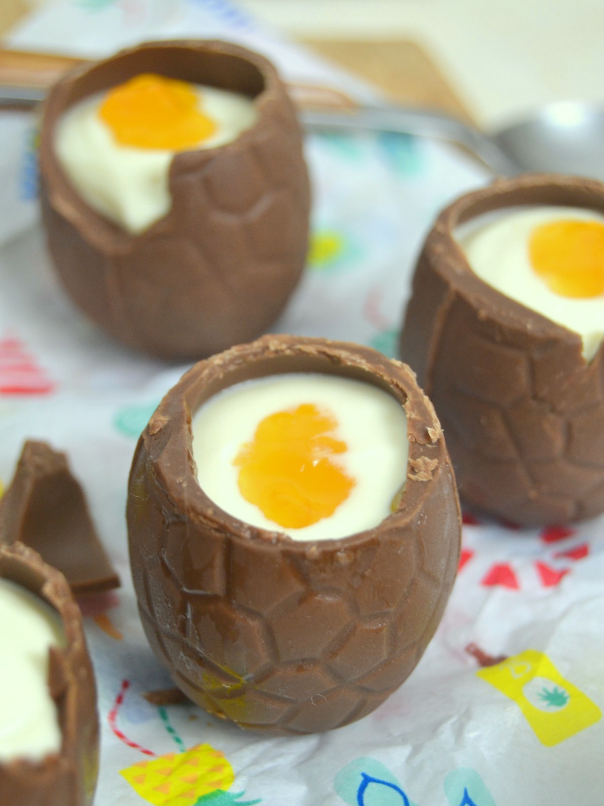 Huevos de Pascua rellenos de mousse de chocolate blanco