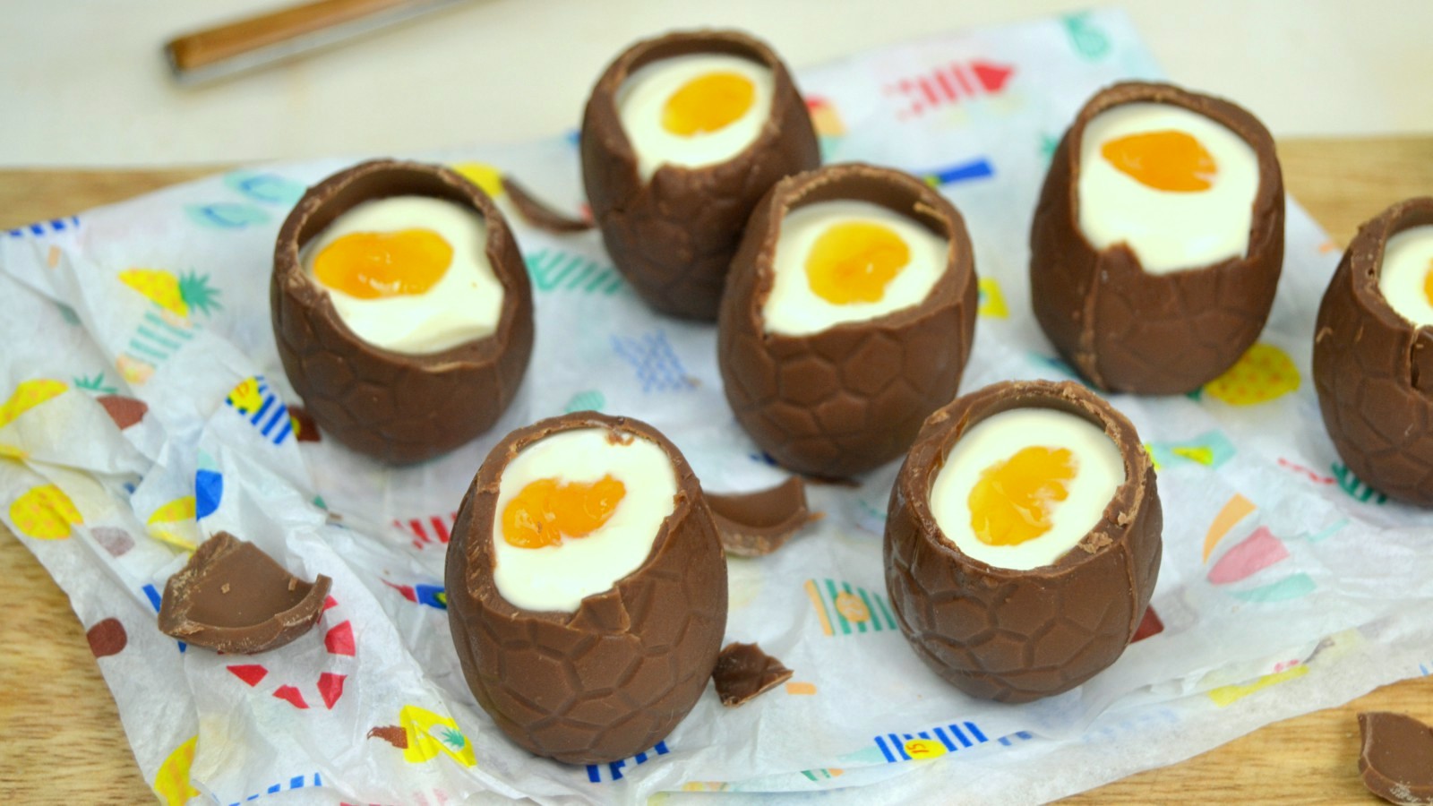 Huevos de Pascua rellenos de mousse de chocolate blanco
