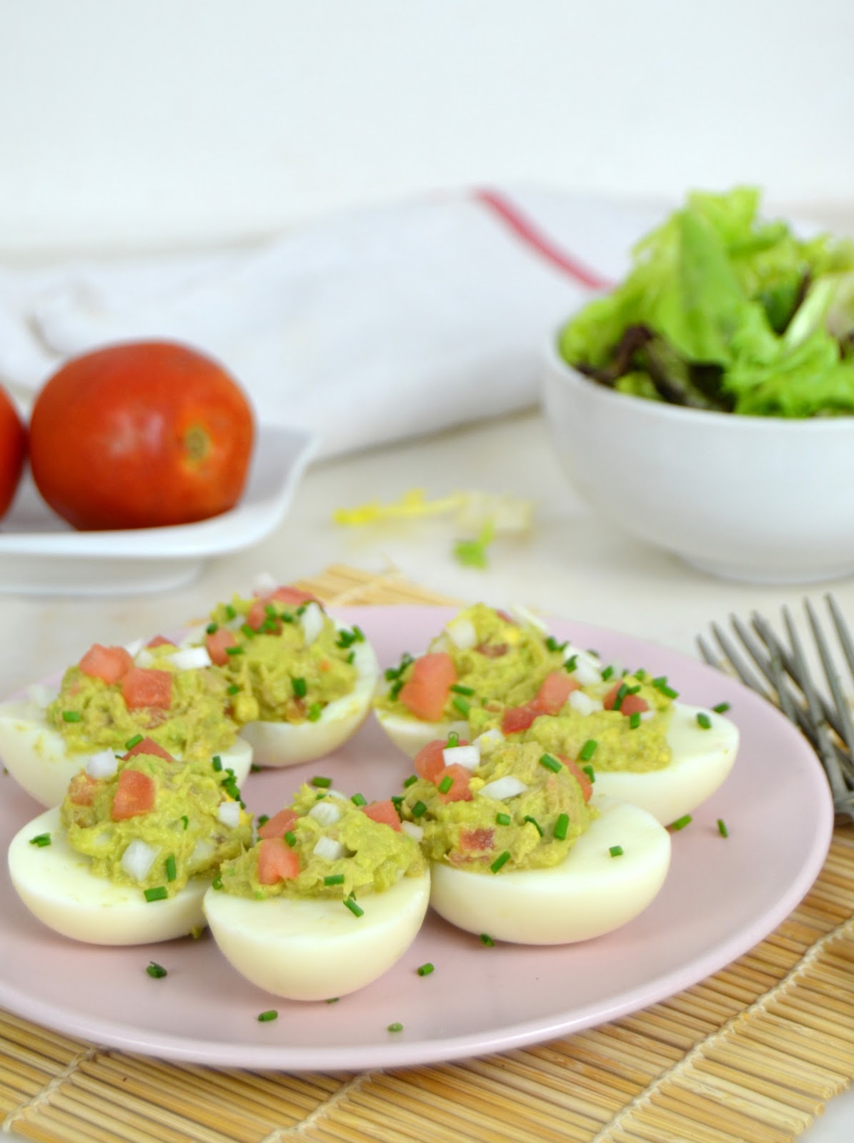 Huevos rellenos de aguacate y atún