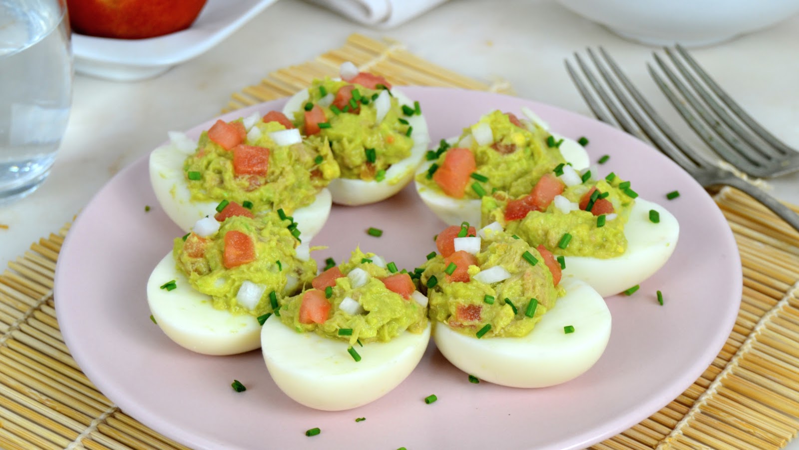 Huevos rellenos de aguacate y atún