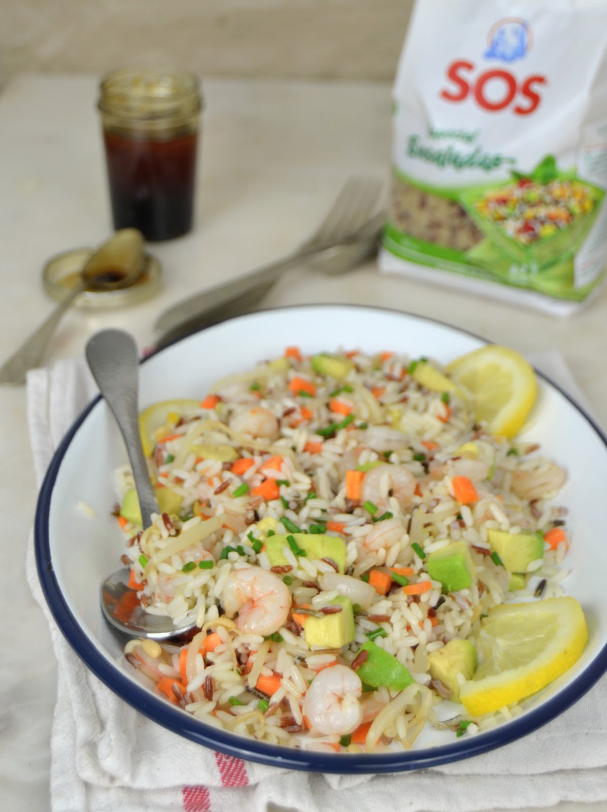 Ensalada de arroz con aguacate y gambas