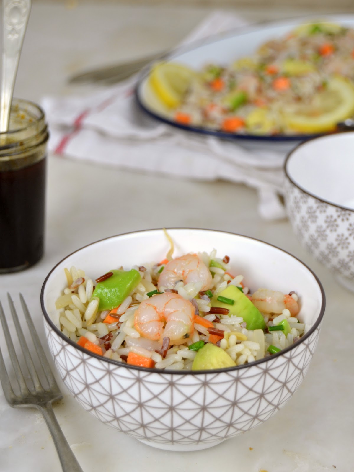 Ensalada de arroz con aguacate y gambas