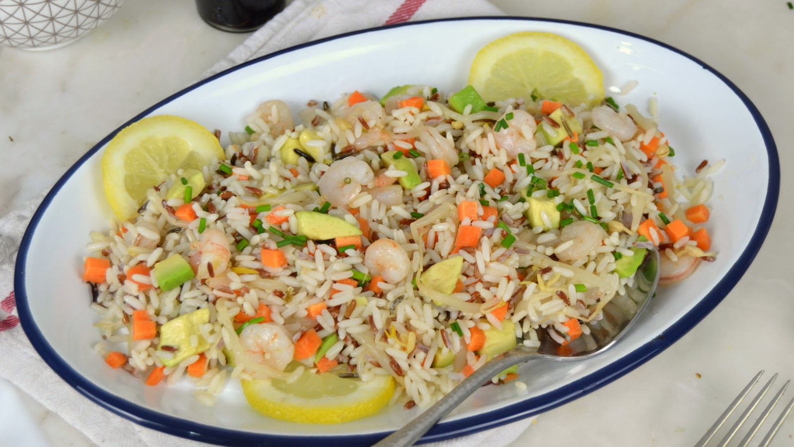 Ensalada de arroz con aguacate y gambas