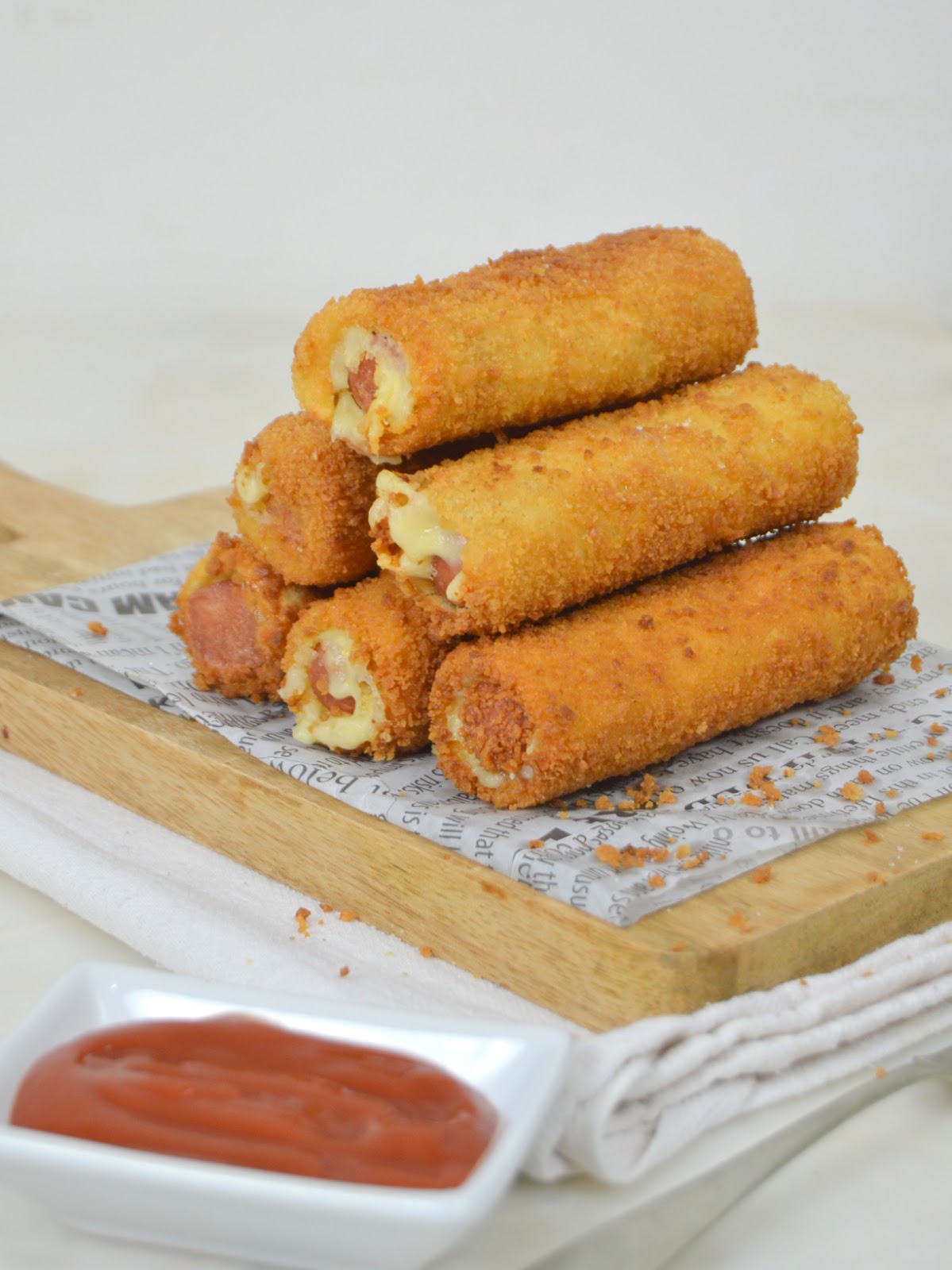 Rollitos de salchicha y queso con pan de molde