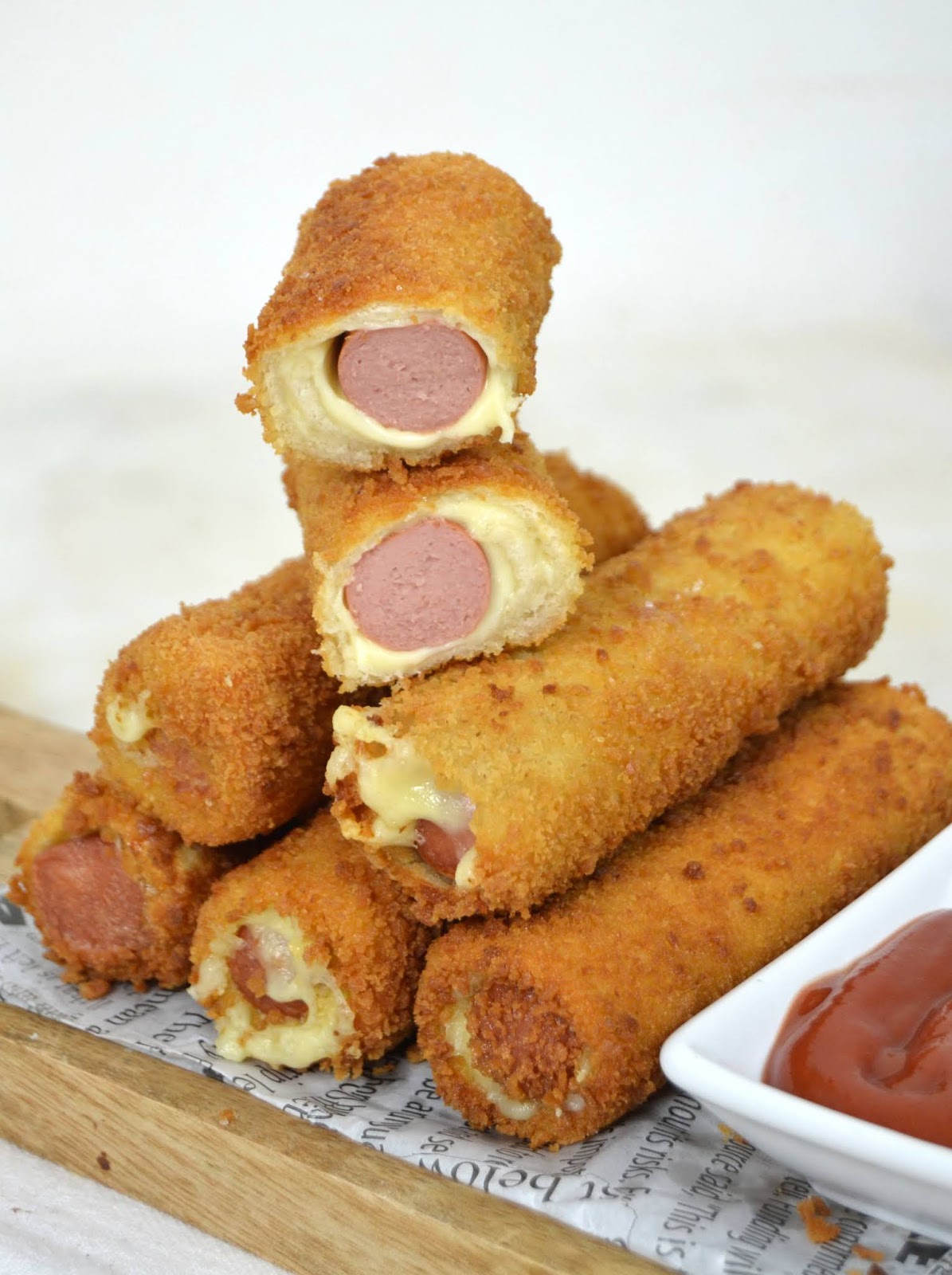 Rollitos de salchicha y queso con pan de molde