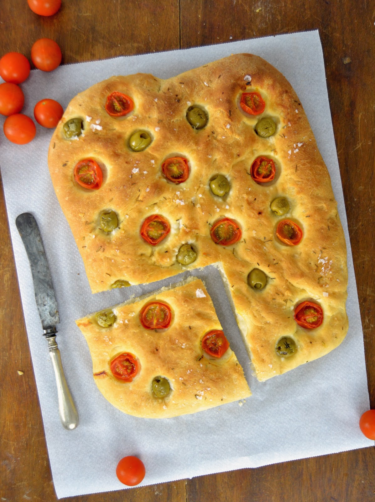 Focaccia de aceitunas y tomate