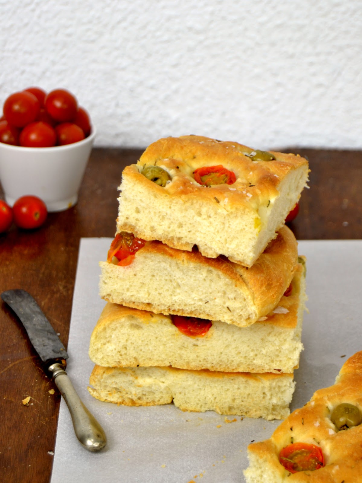 Focaccia de aceitunas y tomate