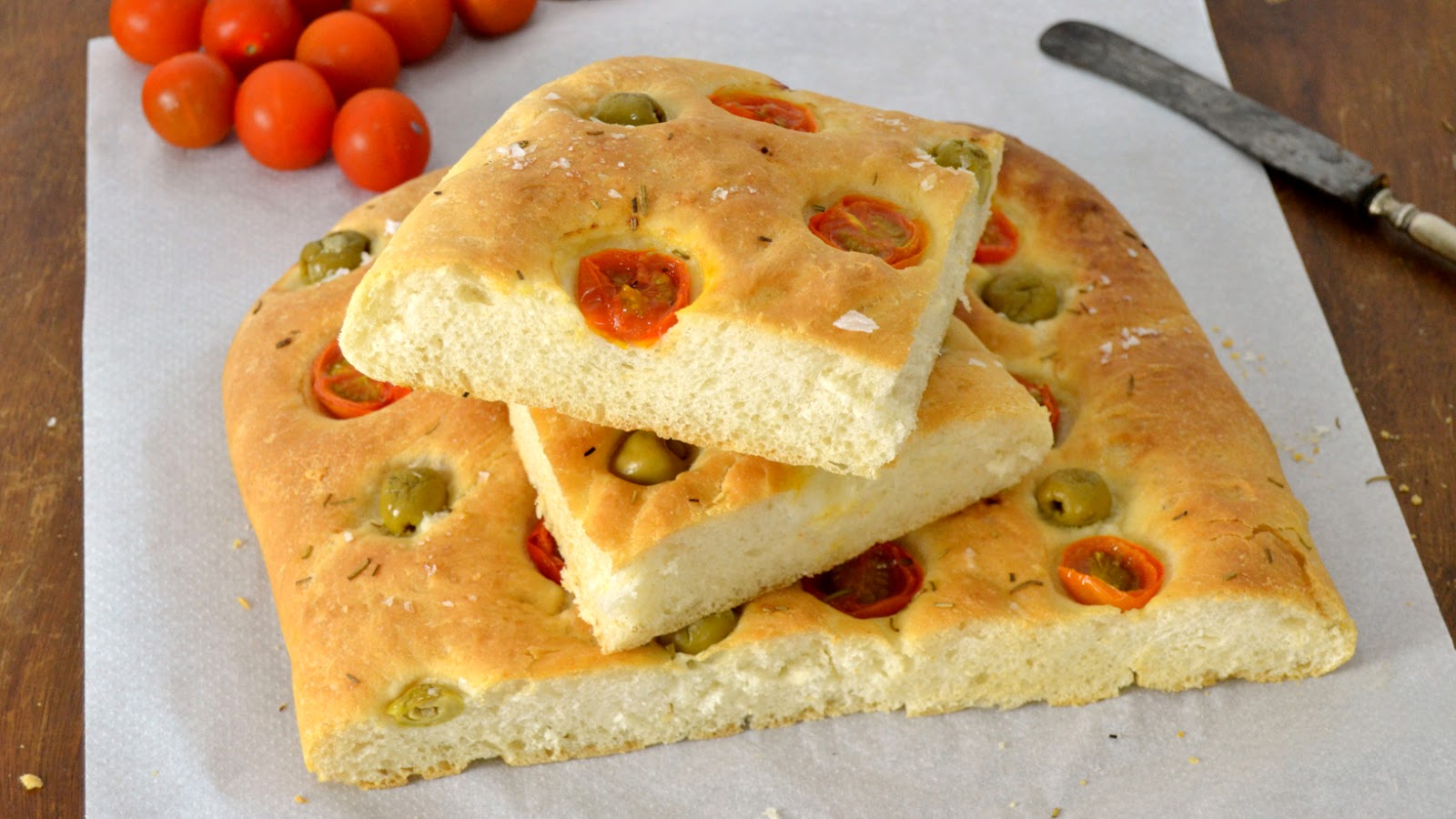 Focaccia de aceitunas y tomate