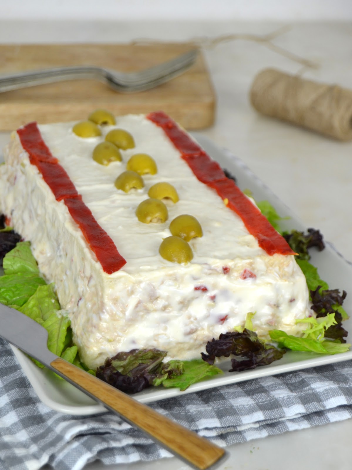 Pastel frío de atún con pan de molde