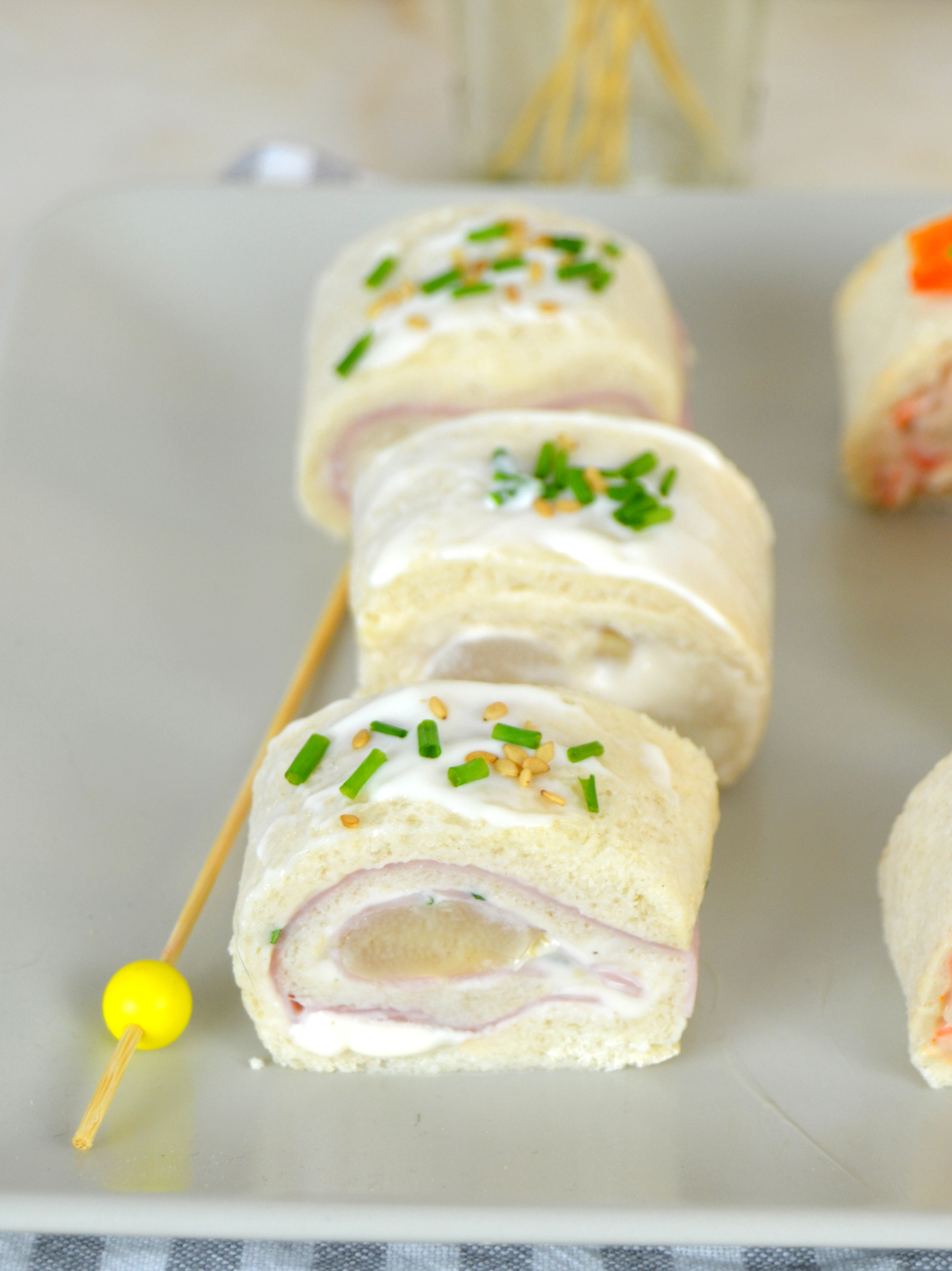 Rollitos de canapés con pan de molde ¡3 ideas de aperitivo rápidas y fáciles!