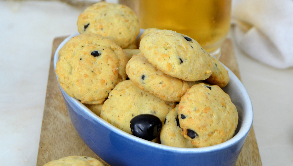 Galletas de queso y aceitunas negras receta