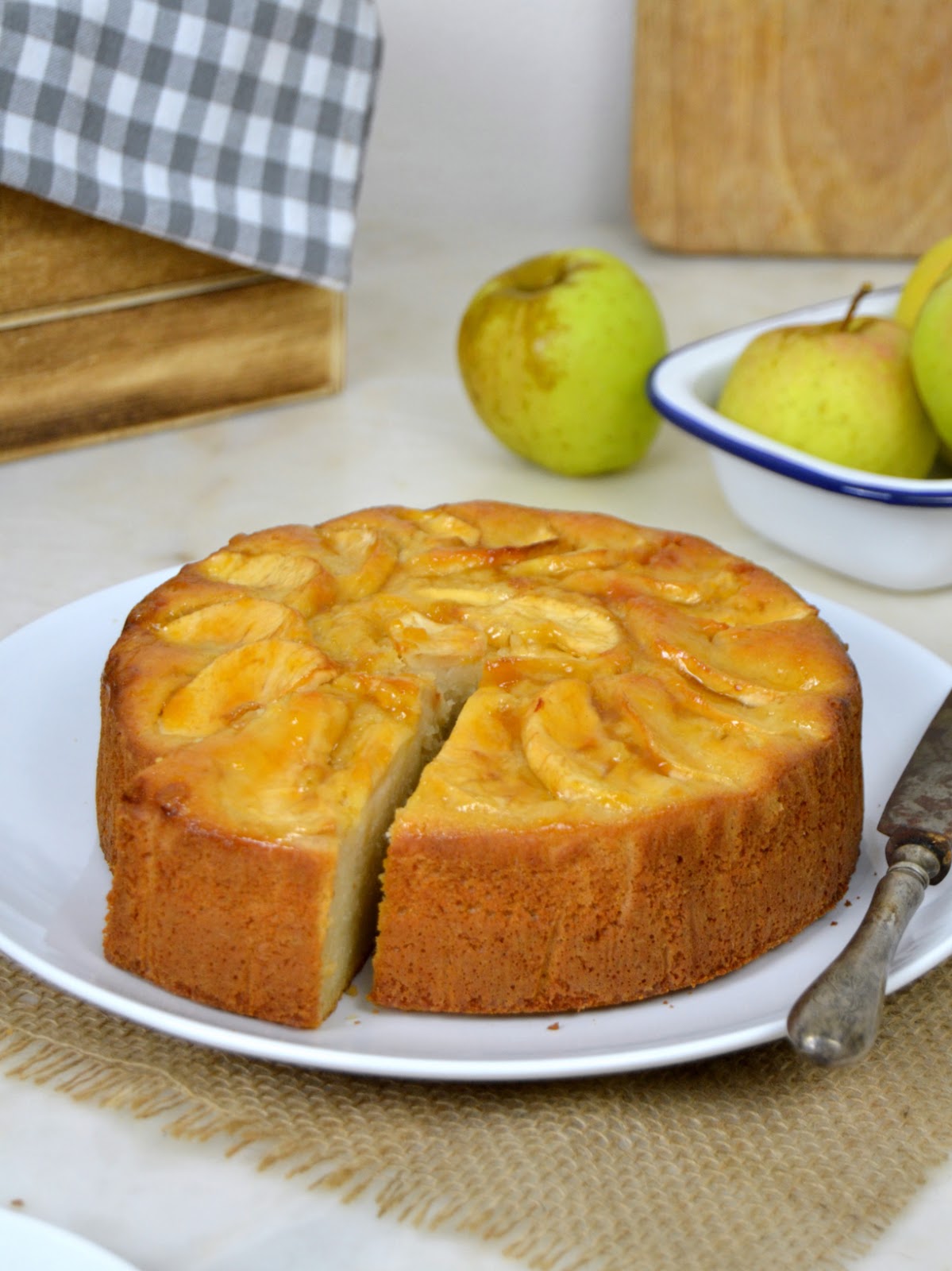 Bizcocho de manzana fácil y jugoso