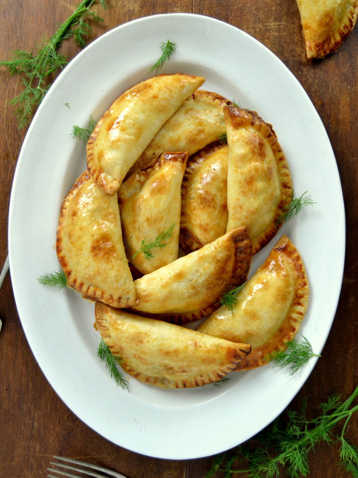 Empanadillas de salmón, queso crema y cebolla caramelizada ¡Fáciles y deliciosas