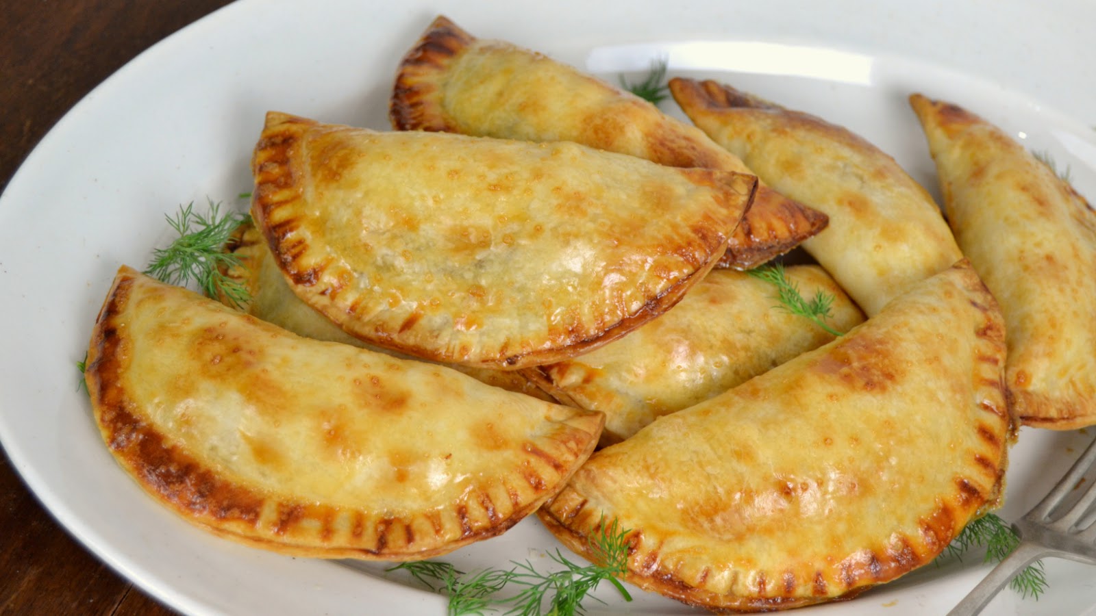 Empanadillas de salmón, queso crema y cebolla caramelizada ¡Fáciles y deliciosas