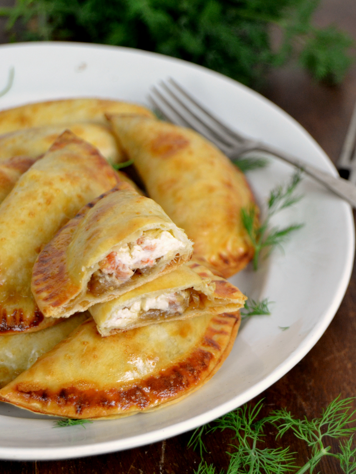 Empanadillas de salmón, queso crema y cebolla caramelizada ¡Fáciles y deliciosas