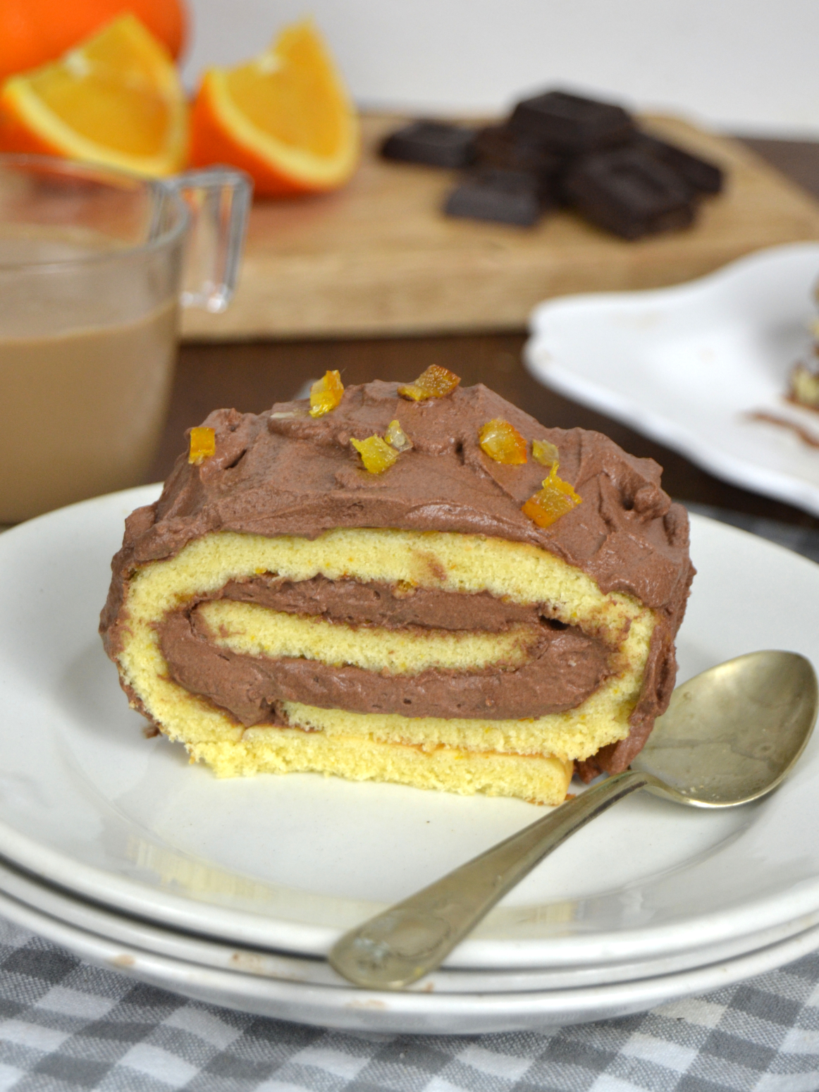 Enrollado de chocolate con naranja. Tronco de Navidad fácil