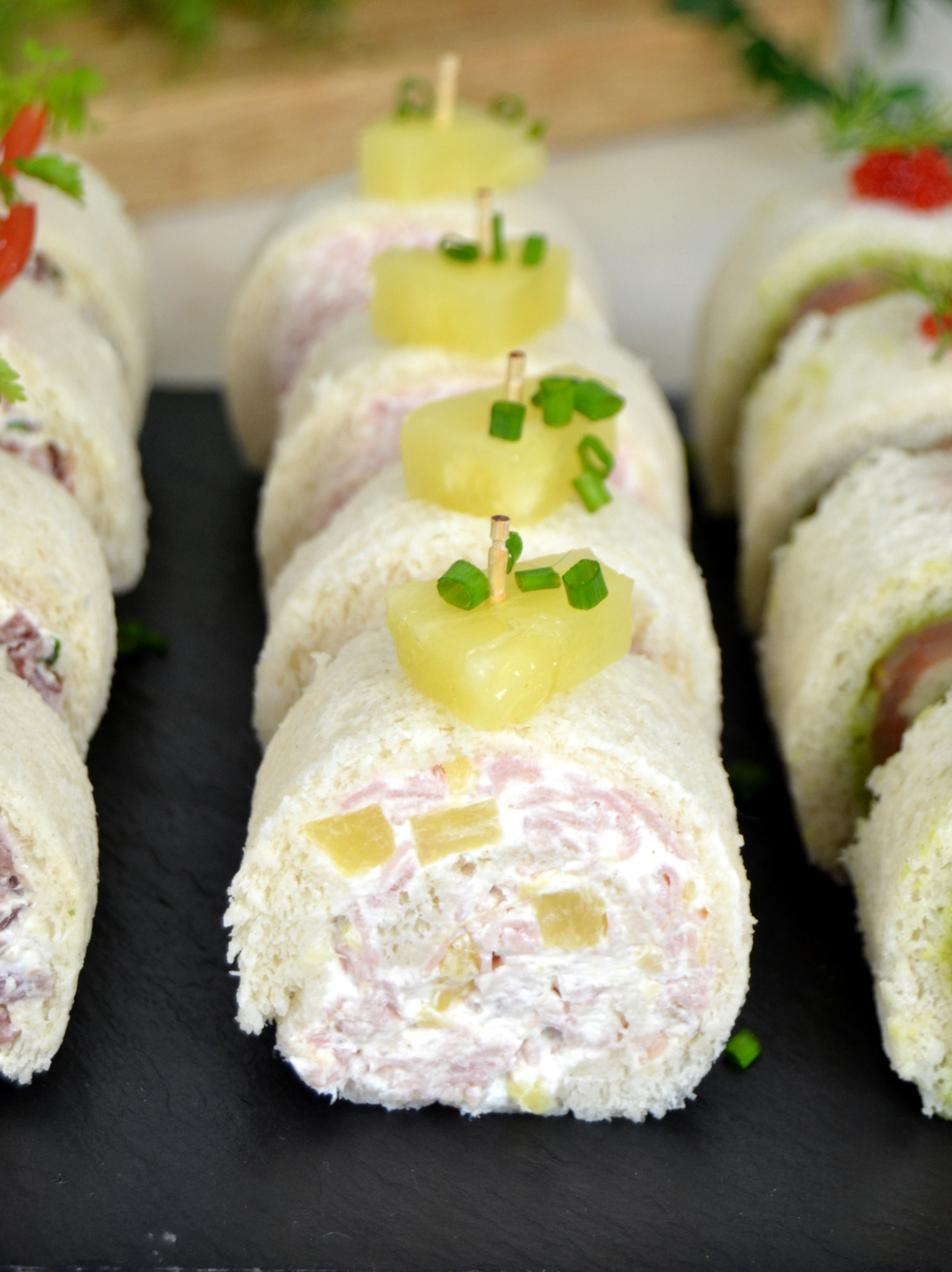 Rollitos de canapés con pan de molde para Navidad ¡4 ideas de aperitivo fáciles!