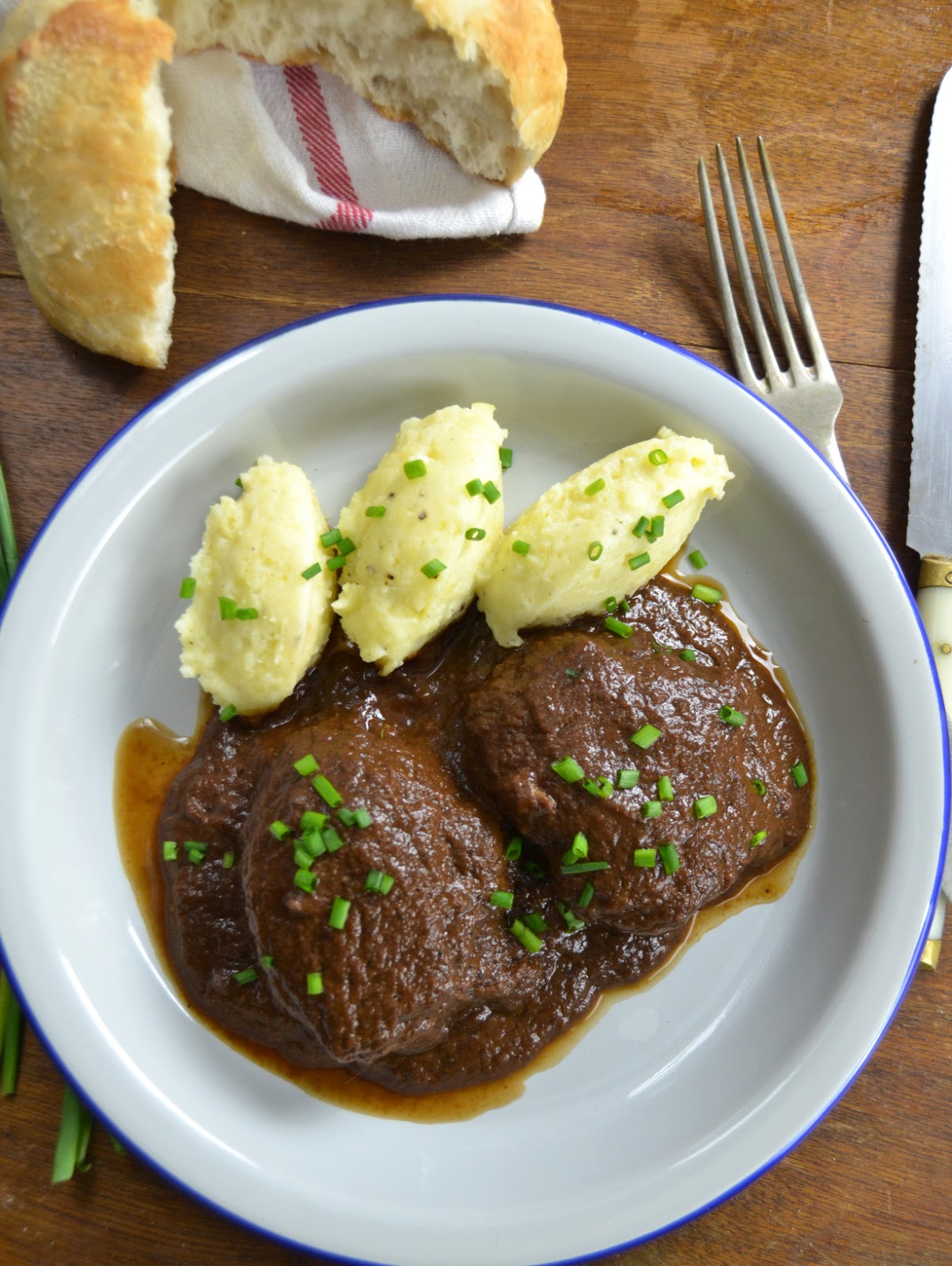 Receta de carrilleras en salsa de vino. Versión tradicional y crockpot