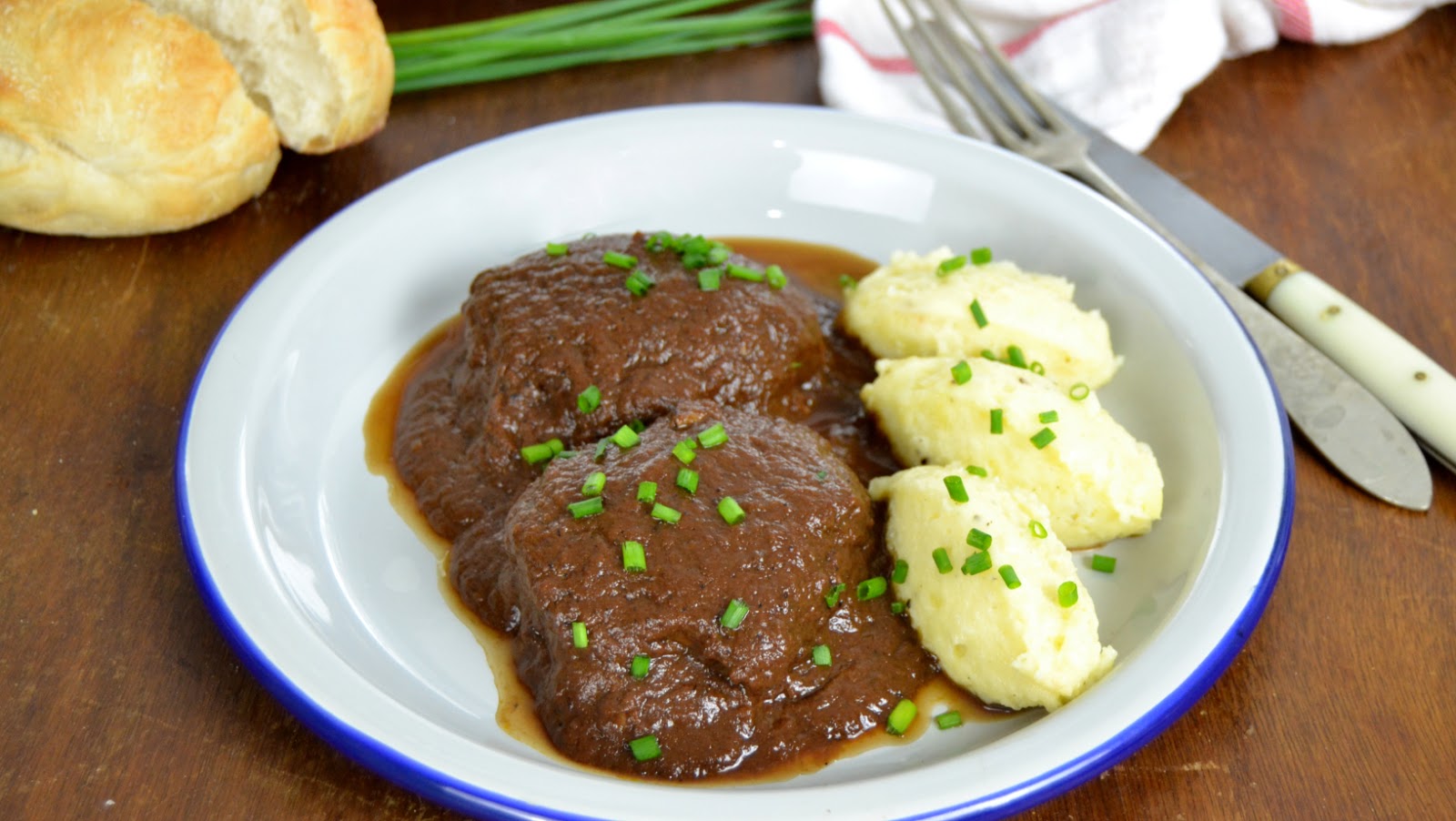 Receta de carrilleras en salsa de vino. Versión tradicional y crockpot