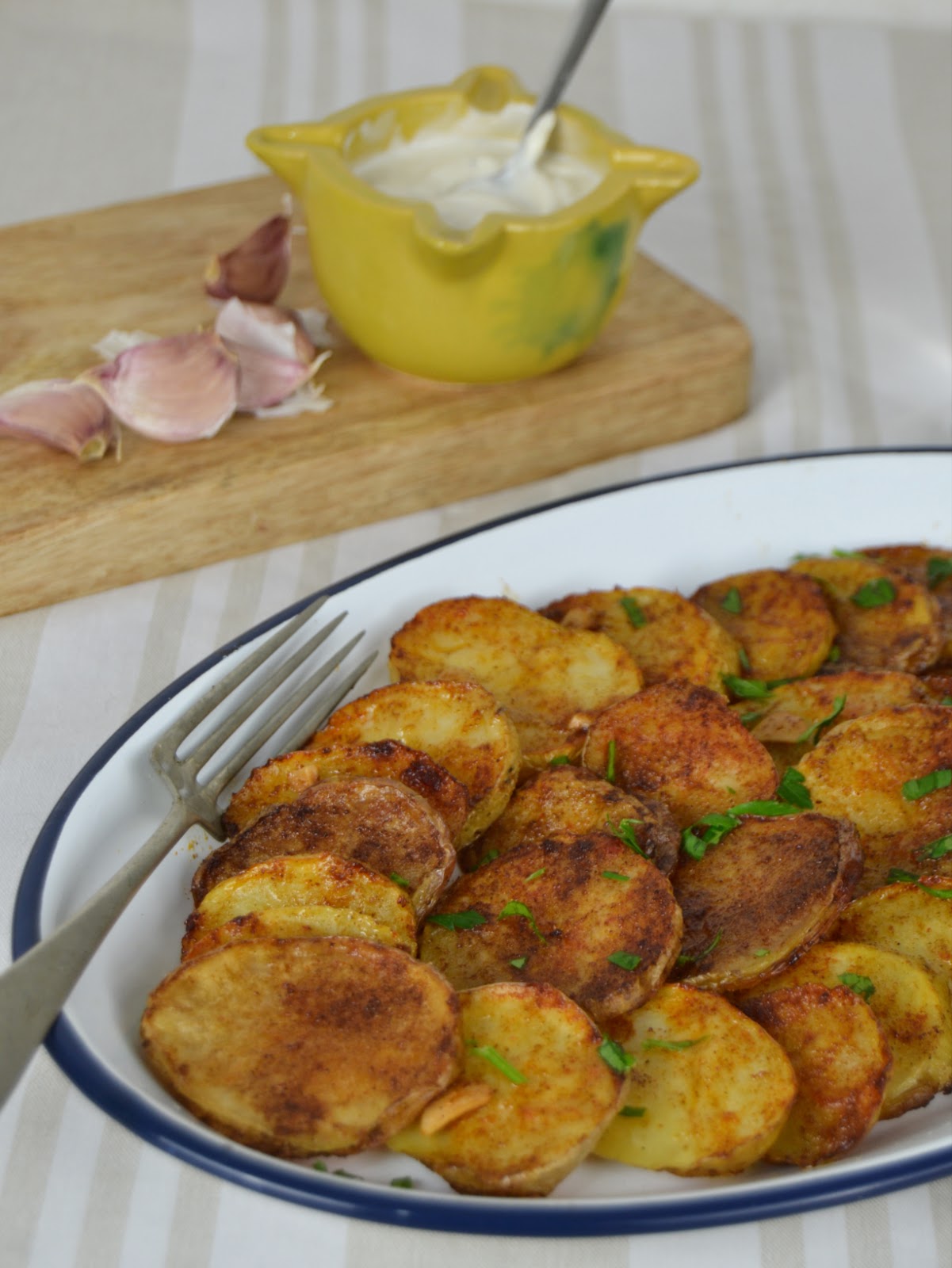 Patatas al horno con ajo y pimentón