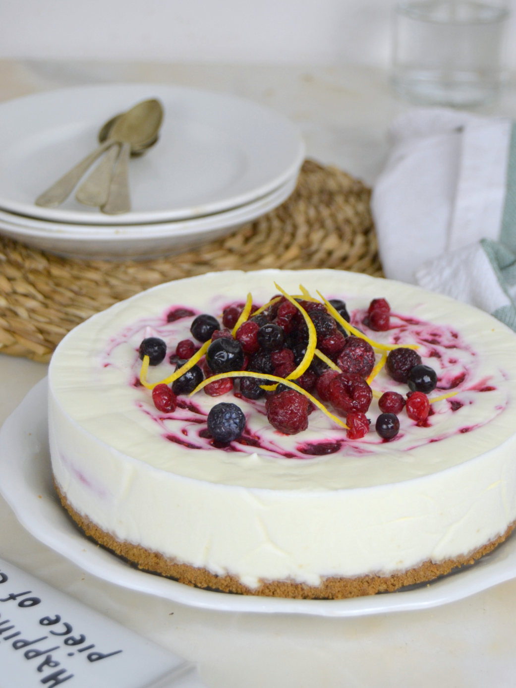 Tarta helada de yogur con frutos rojos