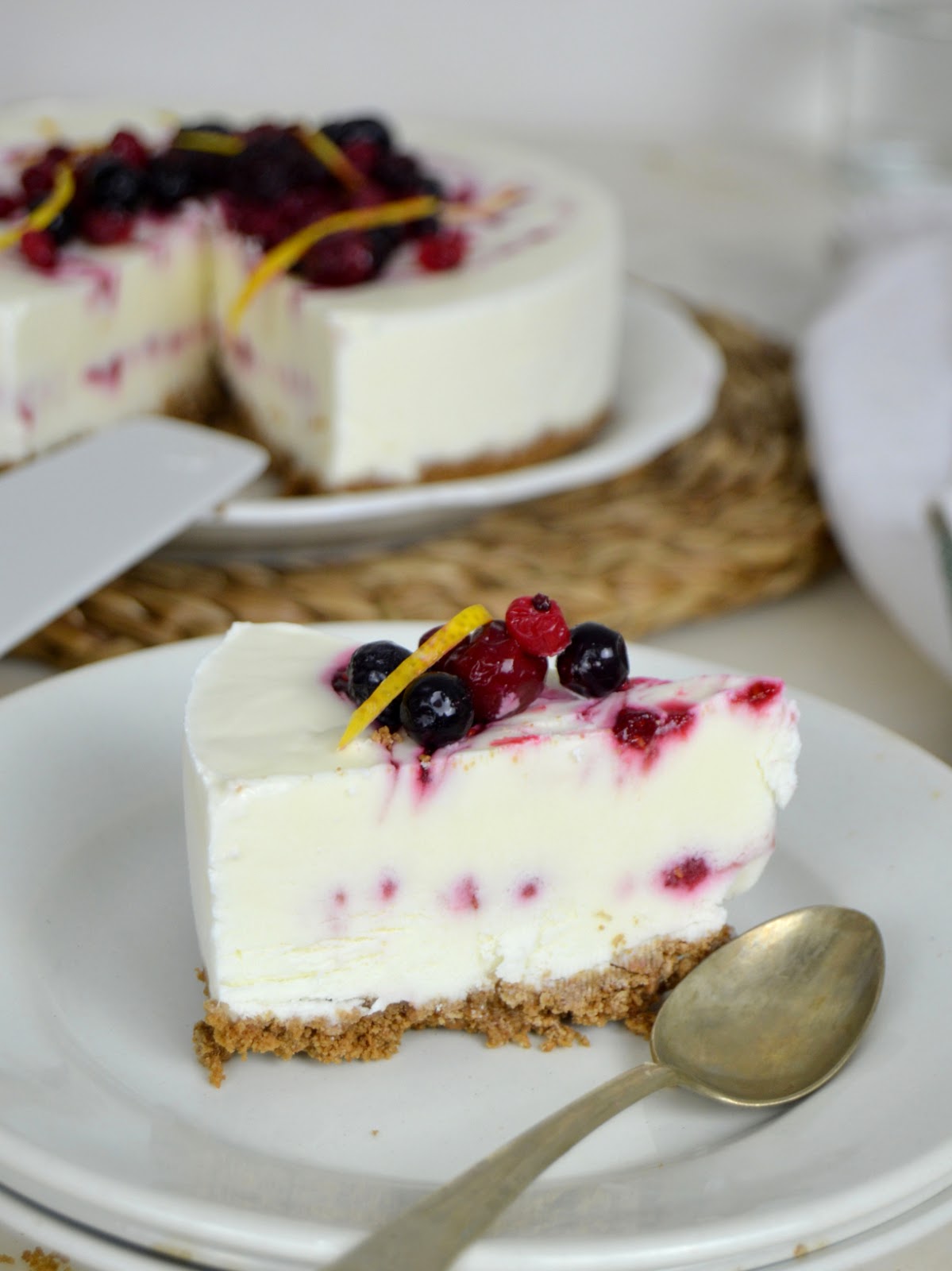 Tarta helada de yogur con frutos rojos